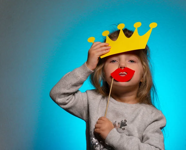 Kleine grappige koningin met gele kroon en rode lippen — Stockfoto