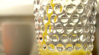 Cama dökülen portakal suyunun yakın çekim videosu.