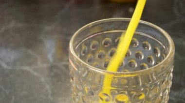 Taze portakal suyu bardağa döküldü.