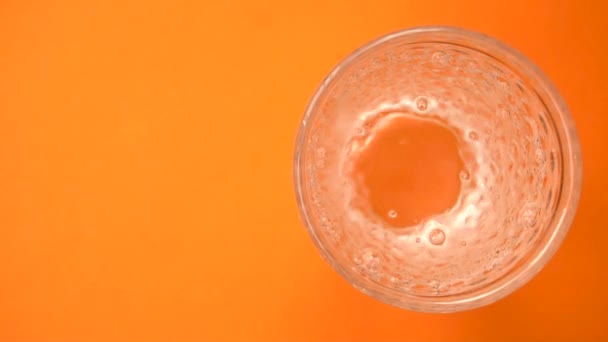 炭酸ミネラルソーダ水でガラスを奪う手 — ストック動画