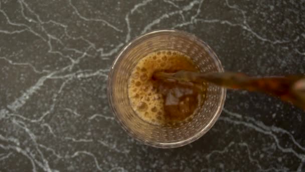 Coca-Cola derramada no vidro em câmera lenta — Vídeo de Stock