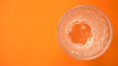 Bardakta karbonatlı soda var.