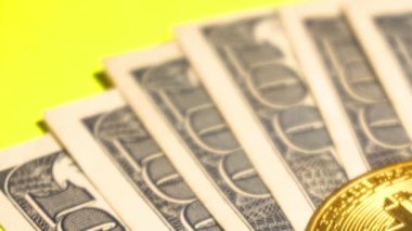 Amerikan doları ve Bitcoin şifreleme parası.