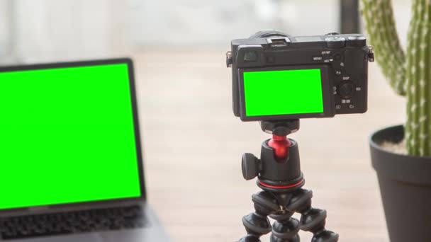 Ampliación de imágenes en cámara con pantalla cromakey en trípode — Vídeos de Stock