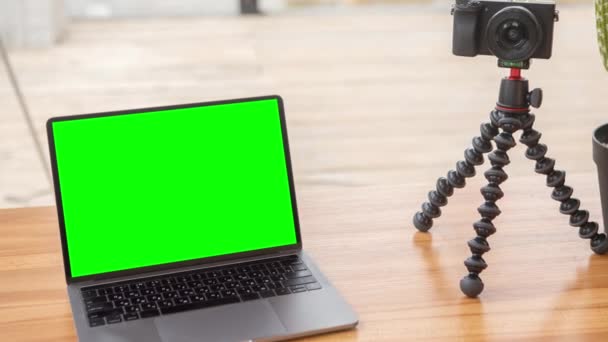 Zoom en el ordenador portátil con pantalla cromakey en la mesa — Vídeos de Stock