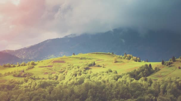 Vista panorámica de montañas y valle con nubes — Vídeos de Stock