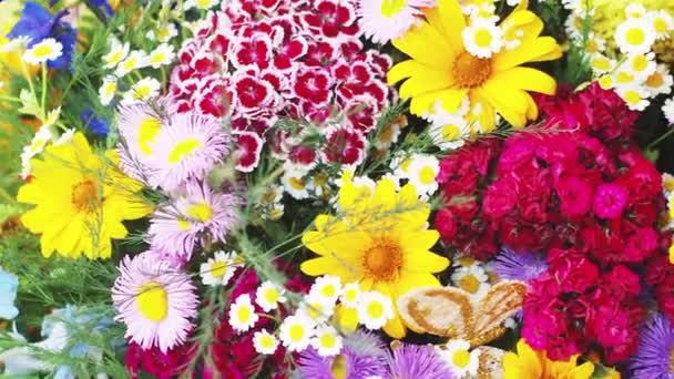 Bovenaanzicht op spinnen boeket van kleurrijke verschillende bloemen — Stockvideo