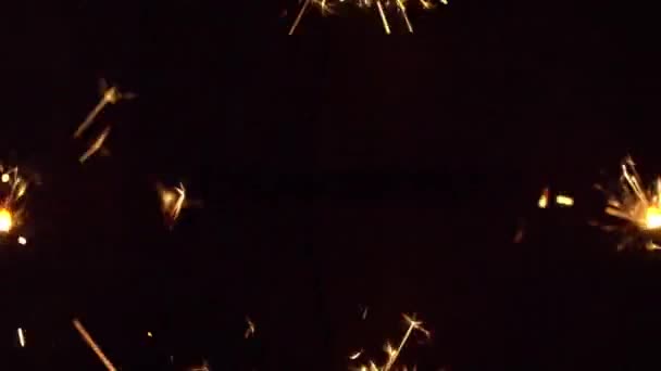 Feiertagsfunken auf schwarzem Hintergrund. Schönheitsbengal-Feuerwerk 2021 — Stockvideo