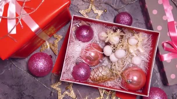 Вид зверху на червону коробку з різдвяними іграшками — стокове відео