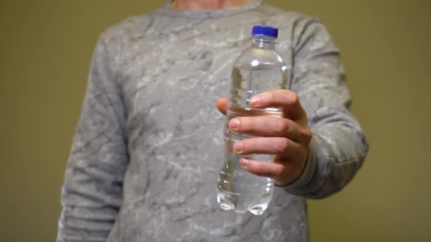 O homem escolhe uma garrafa de vidro, não uma garrafa de plástico. Futuro dos resíduos zero — Vídeo de Stock
