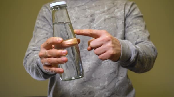 Man die glazen fles goedkeurt met vers schoon water. Nul afvalconcept. — Stockvideo