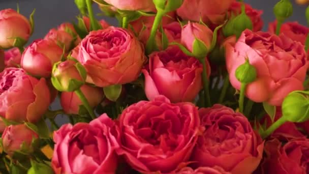 Панорамный вид на букет с розовыми розами — стоковое видео