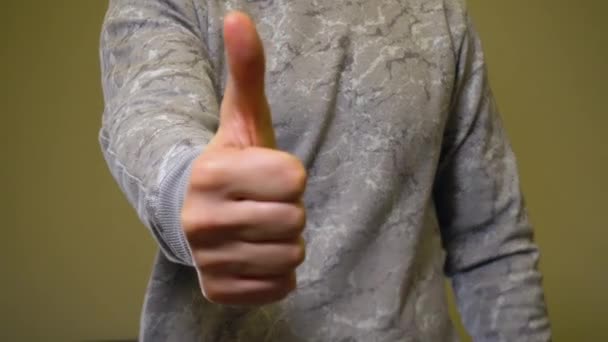 Detailní gesto palce nahoru od člověka ke kameře — Stock video