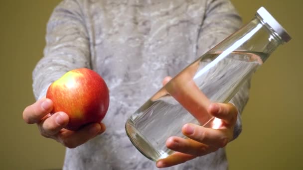 Mann wählt frischen Bio-Apfel und sauberes Öko-Wasser — Stockvideo