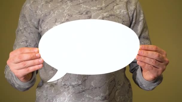 Hombre sosteniendo nube blanca de conversación en las manos — Vídeos de Stock