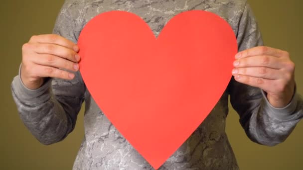 Hombre con corazón de papel rojo como signo de amor — Vídeos de Stock