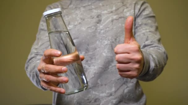 Geen afval concept. De mens kiest voor een glazen fles met vers water. — Stockvideo