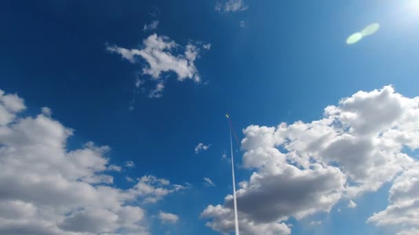 Облака в голубом небе — стоковое видео