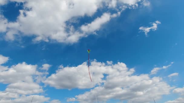 Красочный воздушный змей летит далеко в небе — стоковое видео
