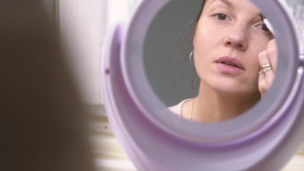 Piękno dorosła kobieta patrząc w lustro i dokonywania makijażu — Wideo stockowe