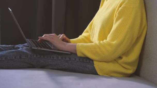 Donna che lavora a distanza su laptop da casa — Video Stock