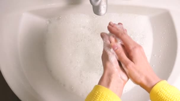 Femme soigneuse se lavant les mains avec du savon dans la salle de bain — Video