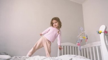 Yatakta zıplayan çocuk için mutlu bir çocukluk.