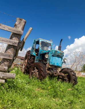 Köy Sokaklarındaki Eski Çit