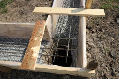 İçinde karbon fiber takviyesi olan ahşap kaplama, köy binalarının temellerini sağlamlaştırmaya hazır..