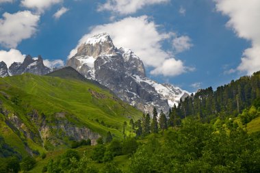 Kafkas Dağları ile güneşli sabah sahne. Svaneti, Gürcistan