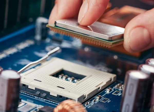 Cpu işlemci anakart soketine takın.