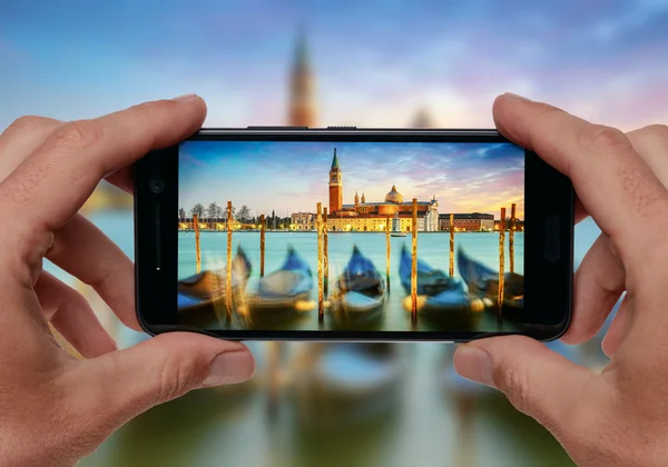 Hands taking picture of Venice, Italy in sunset lights — ストック写真