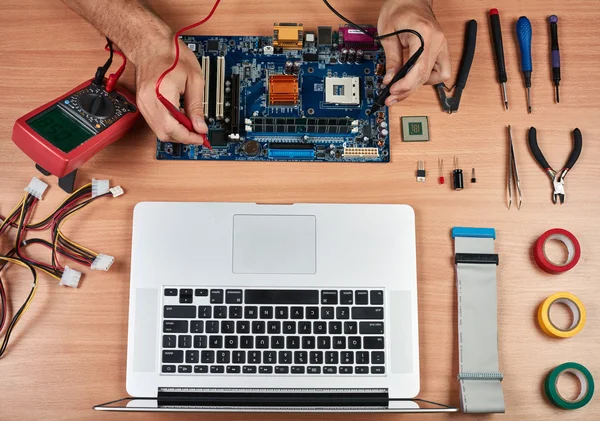 Technische Korrekturen Motherboard im Service Center. — Stockfoto