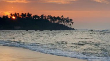 Dalga tropikal Beach Mirissa, Sri Lanka. Sunrise ışıklar