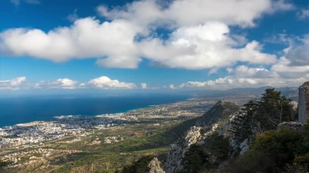 Visa till Kyrenia (Girne) city från Saint Hilarion slott. Norra Cypern. Tidsfördröjning — Stockvideo