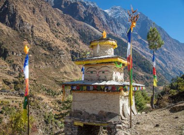 Budist stupa Hymalayas dağlarda. Manaslu bölge, Nepal