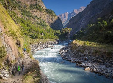Himalaya dağlarında hiking.