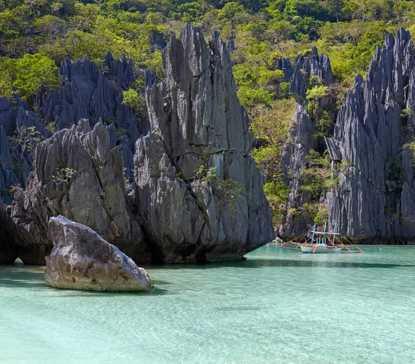 Τοπίο με βάρκα, βράχων και μπλε όρμο Φιλιππινέζων. — Φωτογραφία Αρχείου