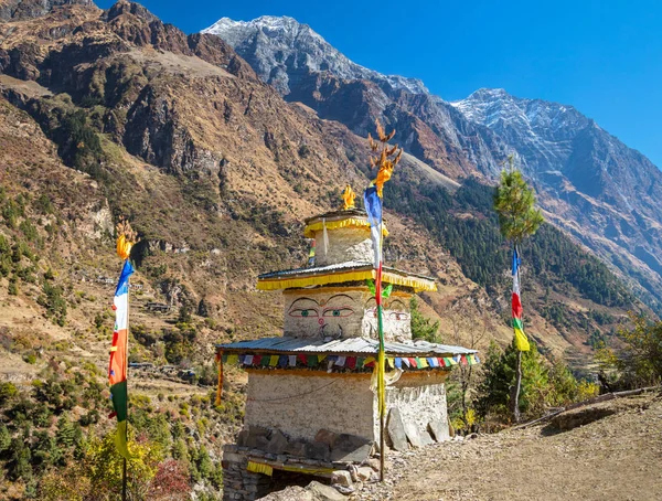 Stupa com olhos de sabedoria de Buda e bandeiras coloridas de oração nas montanhas de Hymalayas . — Fotografia de Stock
