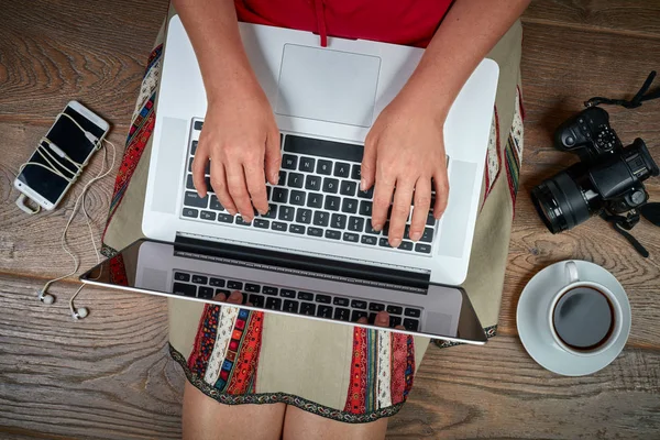 Kobieta, oglądanie zdjęć z aparatu fotograficznego na jej laptopie — Zdjęcie stockowe