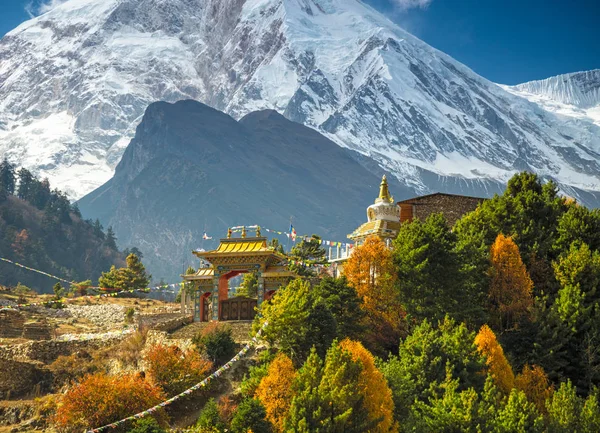 Buddhist monastery and Manaslu mount in Himalayas, Nepal — Stock Photo, Image