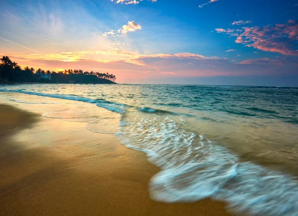 Vista do pôr do sol da praia tropical em Mirissa, Sri lanka — Fotografia de Stock