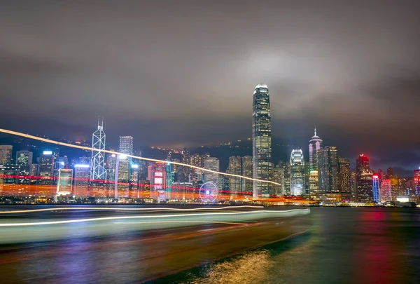 Vista notturna dell'isola di Hong Kong da Kowloon . — Foto Stock