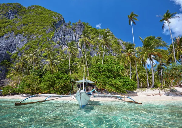 Tradiční filippino lodi v zálivu El Nido. — Stock fotografie