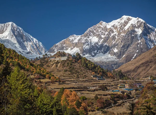 Pueblo nepalí en las montañas Hymalayas . Fotos De Stock