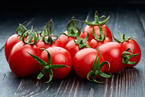 Tomates mûres sur fond de bois foncé — Photo