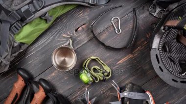 Aksesuarlar hiking. Boots, sırt çantası, güneş gözlüğü, fotoğraf makinesi, harita, smartphone, el feneri ve diğerleri. Üstten Görünüm.