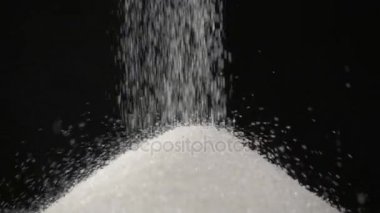 Siyah arka plan üzerine beyaz şeker dökme