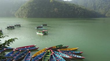 Phewa göl kenarında renkli tekneler. Pokhara, Nepal. Atış kaydırma