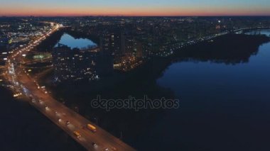 Gece havadan görünümü Moskova Köprüsü'nün Dnieper Nehri üzerinde. Kyiv, Ukrayna